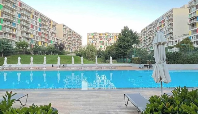 Luxury Apartment w/ Pool, Subway & Shopping Mall