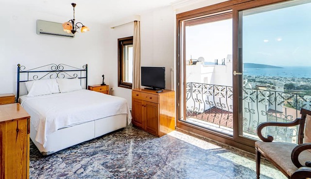 Sea View House w Garden and Balcony 8 min to Beach