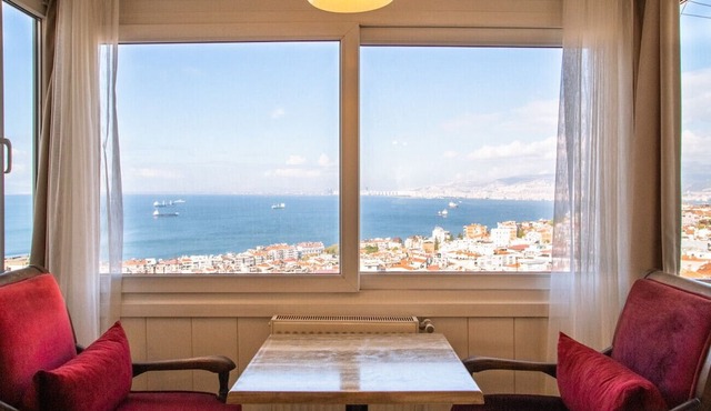 Flat with Mesmerizing Sea View in Konak in Izmir