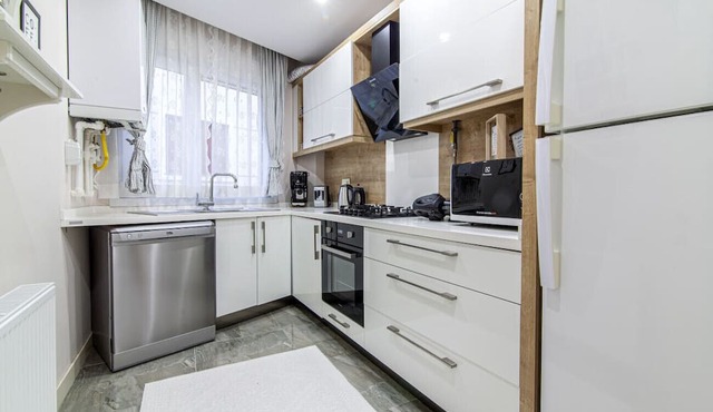 Vibrant and Central Flat with Balcony in Maltepe