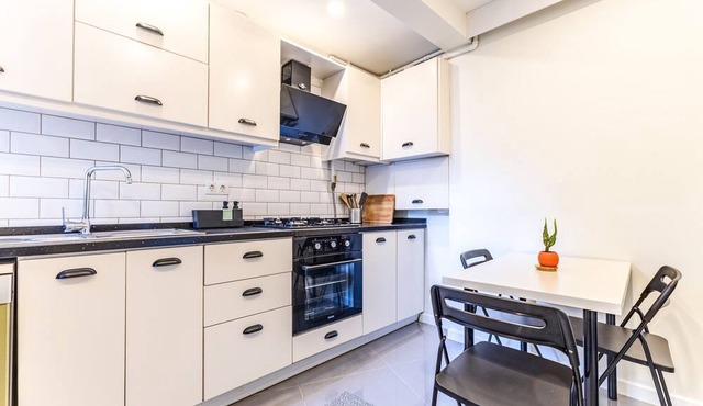 Elegant Flat Orchard Ave, 7 Min to Beach