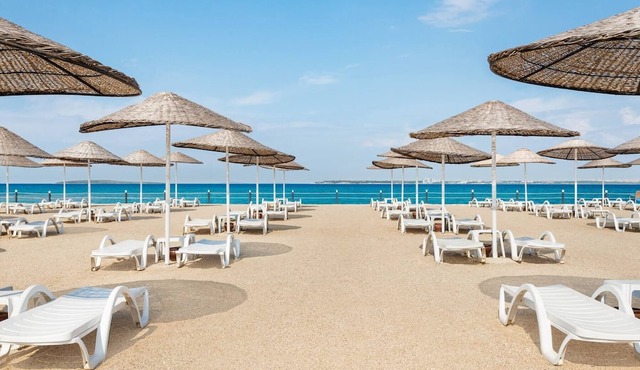 Kum plaja sahip, çocuklar için mini club ve kaydıraklı havuzu mevcut