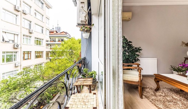 Sleek Flat w French Balcony at heart of Kadıkoy in Istanbul