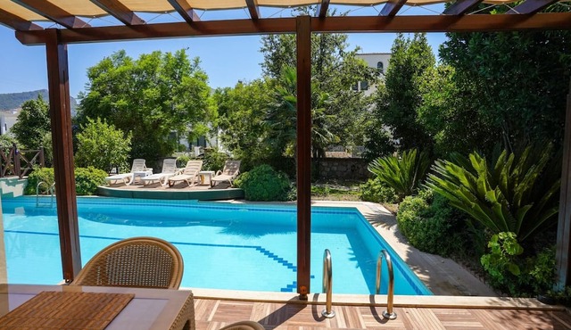 Villa w Pool and Balcony, 3 min to Dalyan River in Ortaca