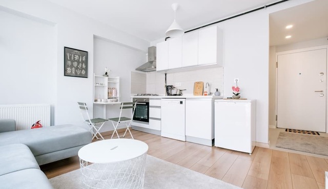 Chic Flat w Balcony 5 min to Moda Coast in Kadikoy