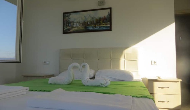 Villasevval-sleeps8-pool-bbq-ac-neartown