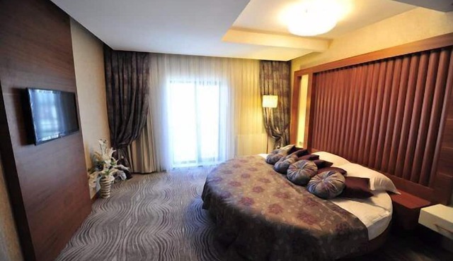 Grand Cenas Hotel in Agri