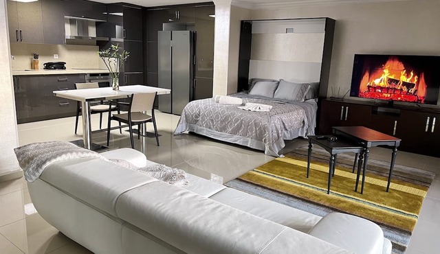Seaview Bachelor Apartment w/Privacy, Patio, Closets — 5 minute walk to beach in Bursa