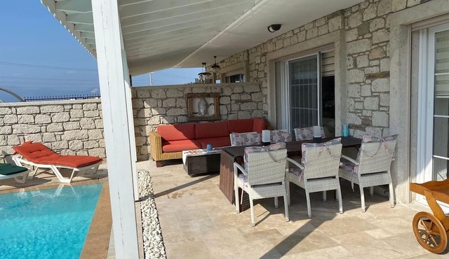 Vacation home De'Lale Villa with great views and pool in Izmir Reisdere
