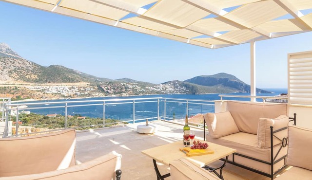 5 Bed Villa - Sleeps 10 - Pool - Terrace - Parking in Kalkan