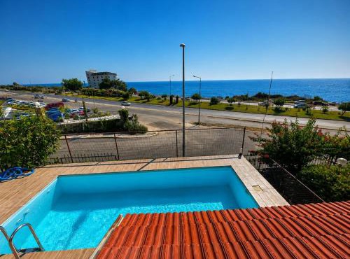 Seafront 3 bedrooms, 1 living room, private pool in Alanya