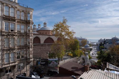 Spacious Central One Bedroom Apartment with View and Elevator in Istanbul