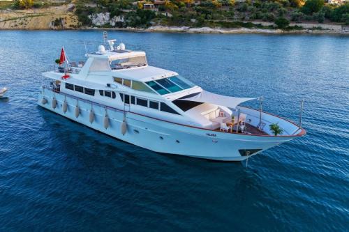 27m Benetti Luxury yacht stay in Cesme in Çeşme