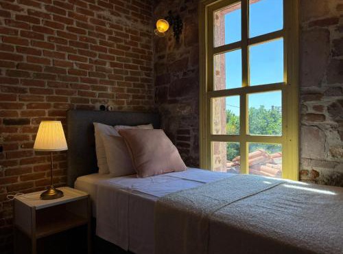 Historic Art House Award-Winning Gallery Home