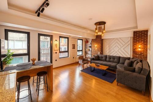 GuestPort No 3 Luxury Suite with Balcony, 2 Bathrooms in Istanbul