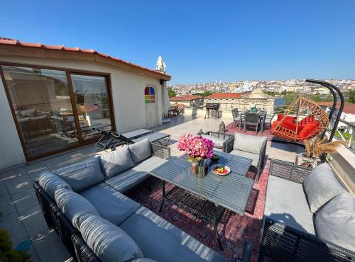 Waterfront Apartment by the Tram - Terrace with Dome & Golden Horn View in Fatih in Istanbul